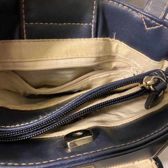 Liz Claiborne Navy blue hand bag. Gently used zip and snap closure - Picture 9 of 14